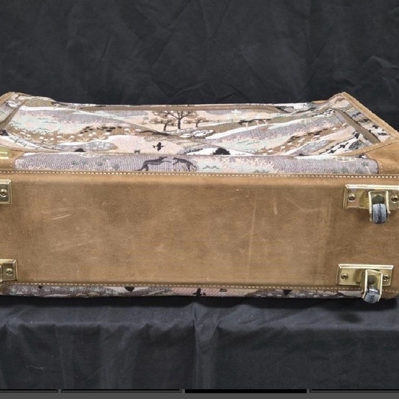 Vintage French Luggage Countryside with Unicorns Tapestry Travel Bag with cover - Picture 12 of 15